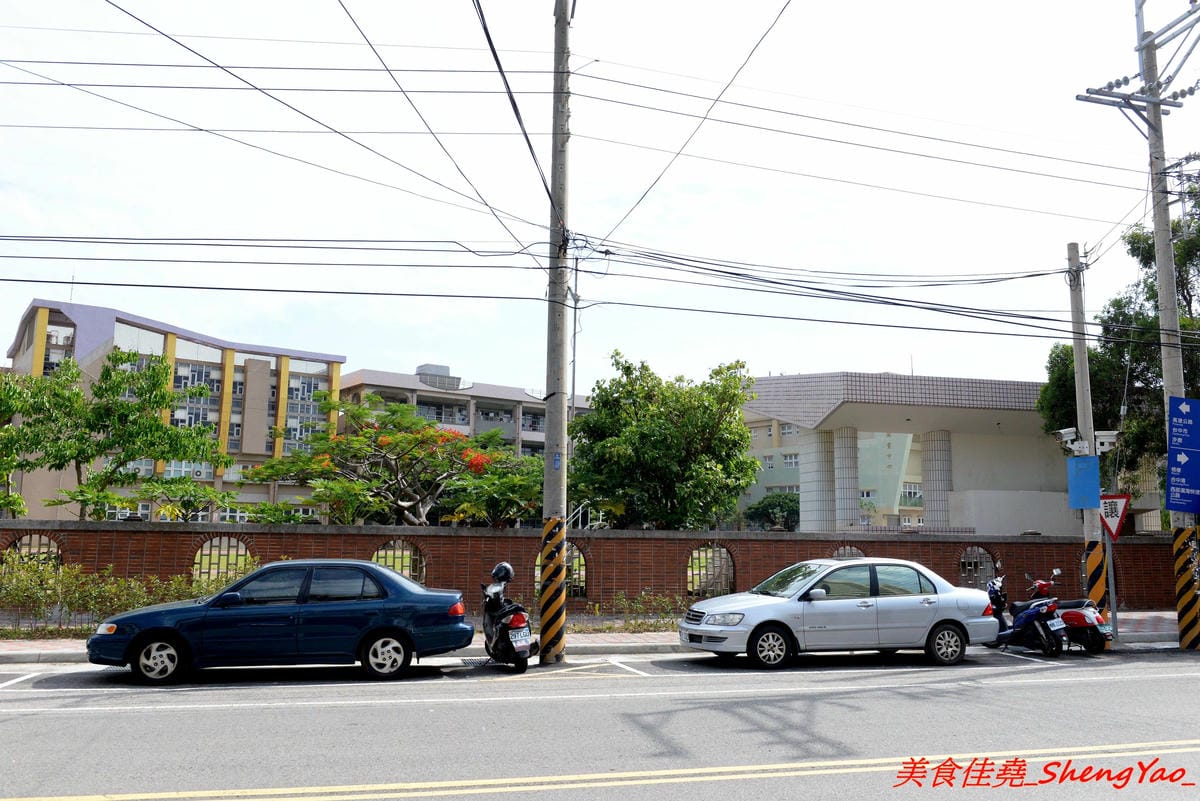 [台中梧棲]文華街芋頭王芋圓黑砂糖刨冰 – 梧棲將近20年歷史的老牌冰店,主打自製黑砂糖糖水和芋頭芋圓配料,糖水香甜夠味,芋頭口感綿密厚實,冰品便宜大盤,中港國高中學生的最愛。(店家邀約)