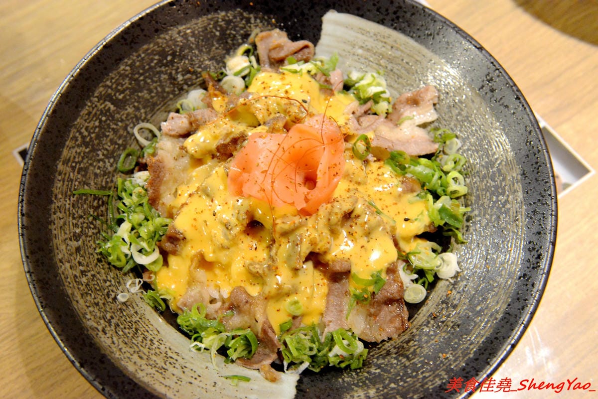 [台中沙鹿]合禾町 日式料理 – 隱藏在黃昏市場內的優質平價日式料理,餐點略帶創意,價位不貴,裏頭用餐環境弄得用心,還有冷氣可吹,吃東西好舒適,讓人完全忘了這是在黃昏市場裡面。