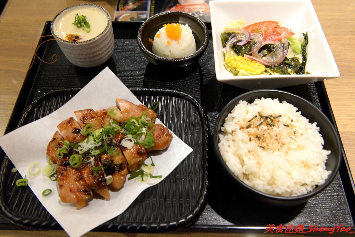 [台中沙鹿]合禾町 日式料理 – 隱藏在黃昏市場內的優質平價日式料理,餐點略帶創意,價位不貴,裏頭用餐環境弄得用心,還有冷氣可吹,吃東西好舒適,讓人完全忘了這是在黃昏市場裡面。