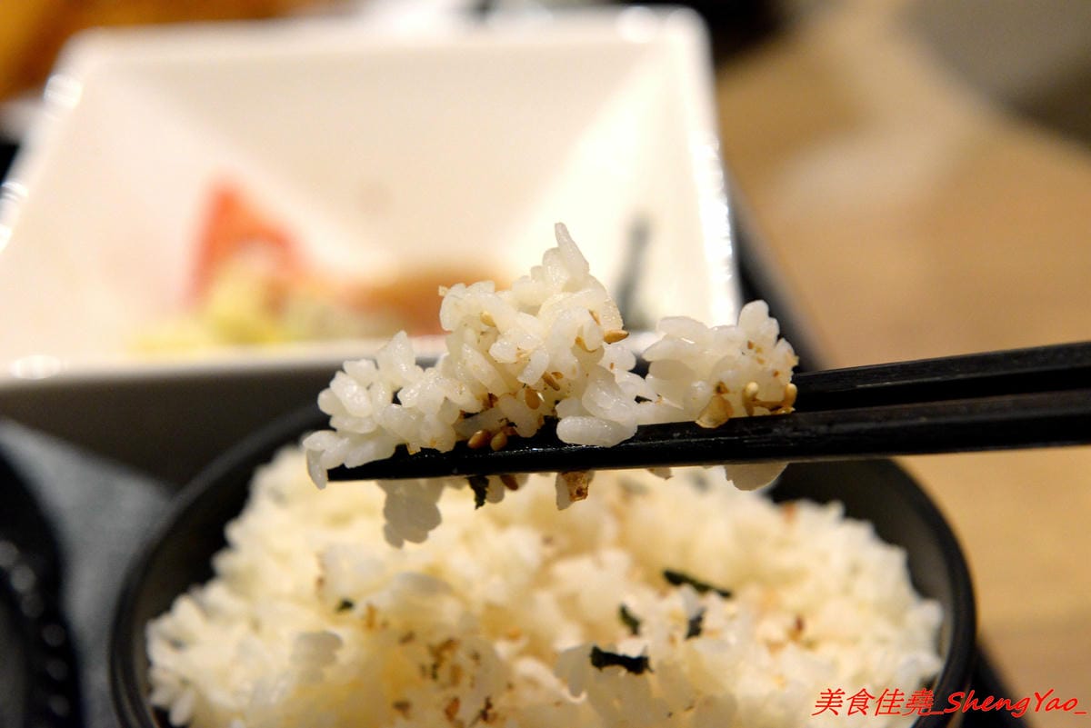 [台中沙鹿]合禾町 日式料理 – 隱藏在黃昏市場內的優質平價日式料理,餐點略帶創意,價位不貴,裏頭用餐環境弄得用心,還有冷氣可吹,吃東西好舒適,讓人完全忘了這是在黃昏市場裡面。