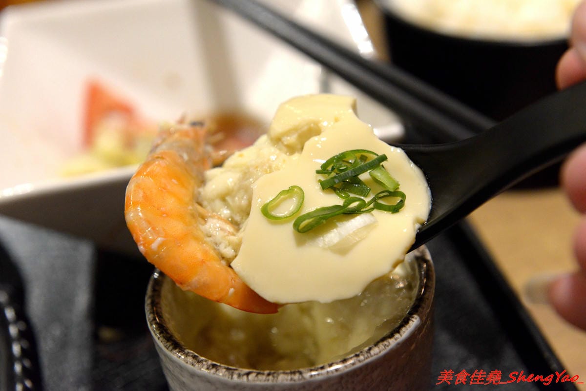 [台中沙鹿]合禾町 日式料理 – 隱藏在黃昏市場內的優質平價日式料理,餐點略帶創意,價位不貴,裏頭用餐環境弄得用心,還有冷氣可吹,吃東西好舒適,讓人完全忘了這是在黃昏市場裡面。
