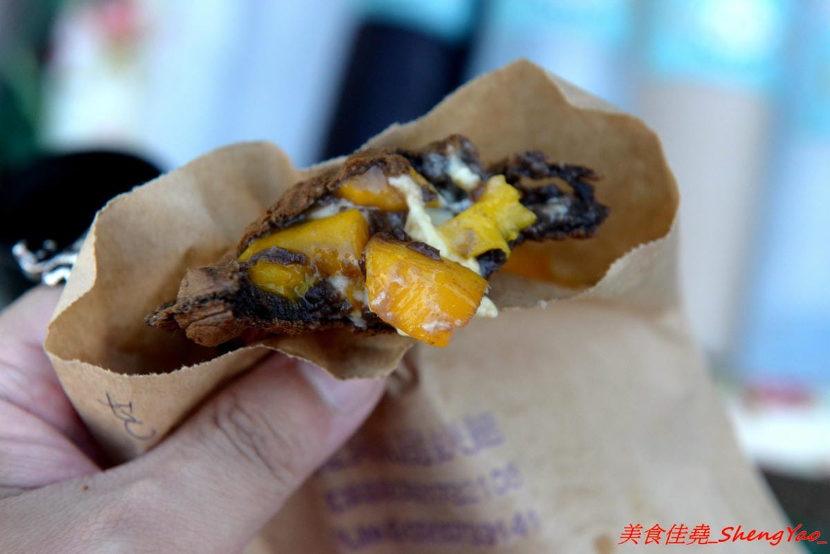 [台中沙鹿]老吳私房烘焙 – 網路烘焙坊實體攤位,老闆是甜點烘焙師傅,具豐富烘焙經驗,主打布朗尼鯛魚燒,口味特別,用料實在,大推珍珠奶茶口味,另外他們的奶香芙蓉塔也超好吃。