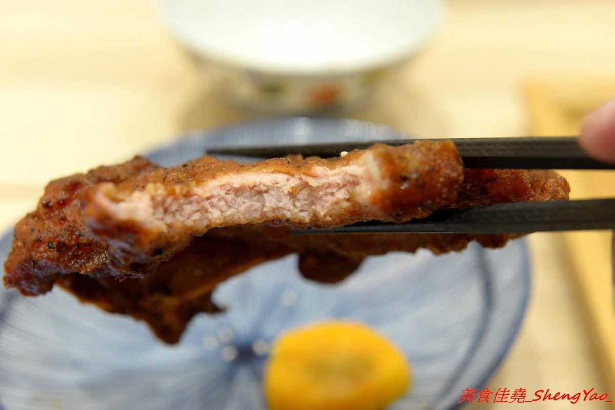 [台中北屯]胖子逃跑 厚切排骨專賣 – 北屯微文青風便當店,主打厚切排骨,主菜都很有水準很好吃,配菜稍嫌普通,大大推薦香蔥瓜仔肉。