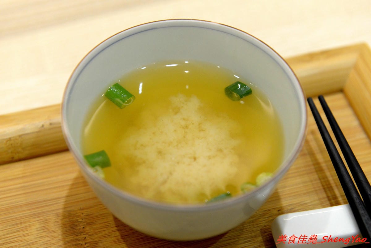 [台中北屯]胖子逃跑 厚切排骨專賣 – 北屯微文青風便當店,主打厚切排骨,主菜都很有水準很好吃,配菜稍嫌普通,大大推薦香蔥瓜仔肉。
