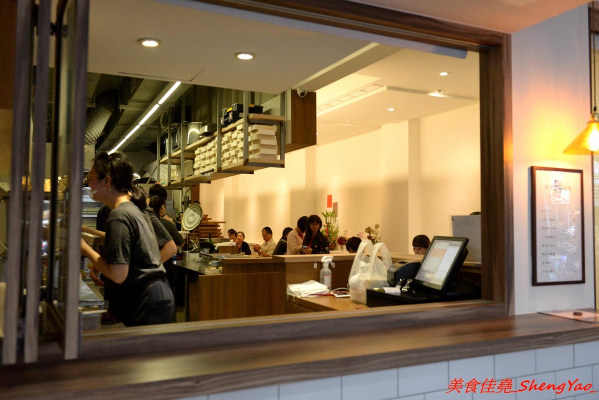 [台中北屯]胖子逃跑 厚切排骨專賣 – 北屯微文青風便當店,主打厚切排骨,主菜都很有水準很好吃,配菜稍嫌普通,大大推薦香蔥瓜仔肉。
