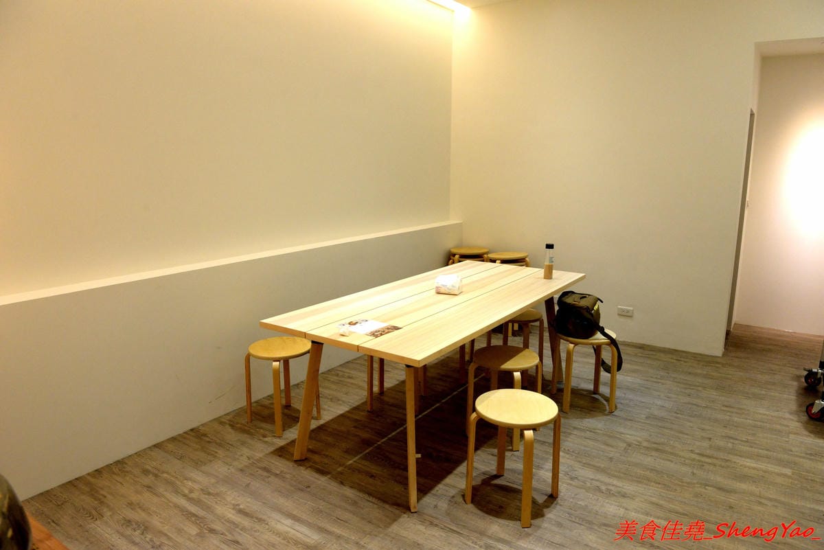 [台中北屯]胖子逃跑 厚切排骨專賣 – 北屯微文青風便當店,主打厚切排骨,主菜都很有水準很好吃,配菜稍嫌普通,大大推薦香蔥瓜仔肉。