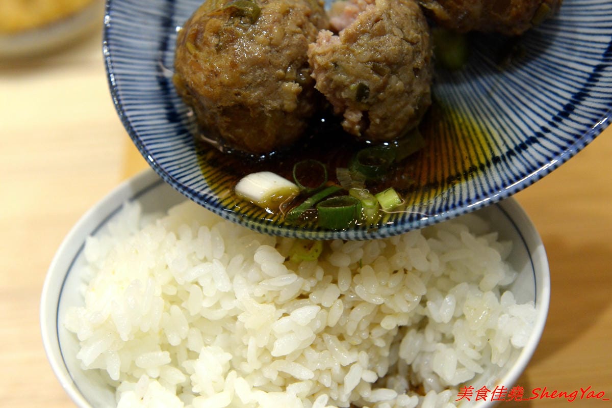 [台中北屯]胖子逃跑 厚切排骨專賣 – 北屯微文青風便當店,主打厚切排骨,主菜都很有水準很好吃,配菜稍嫌普通,大大推薦香蔥瓜仔肉。