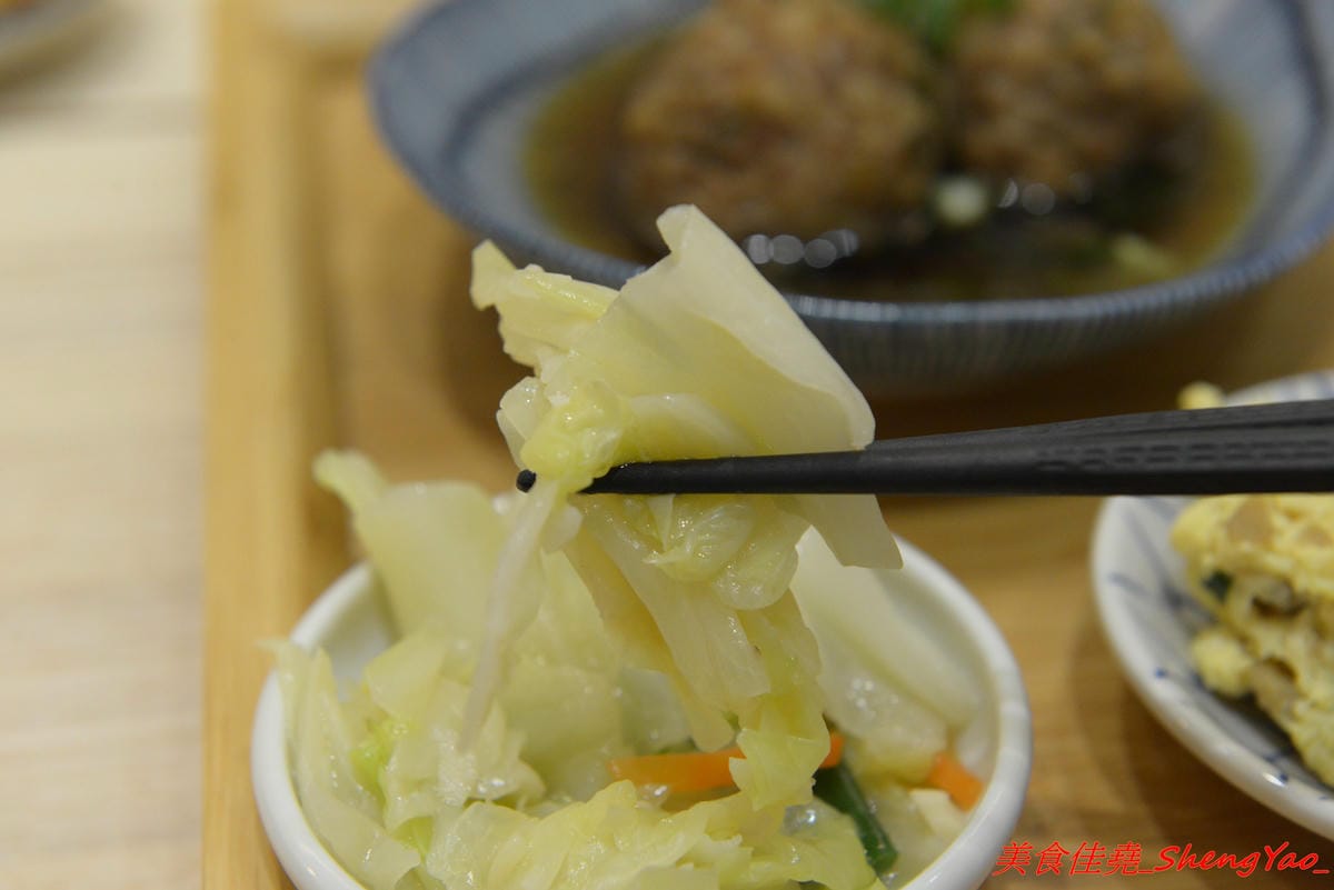 [台中北屯]胖子逃跑 厚切排骨專賣 – 北屯微文青風便當店,主打厚切排骨,主菜都很有水準很好吃,配菜稍嫌普通,大大推薦香蔥瓜仔肉。