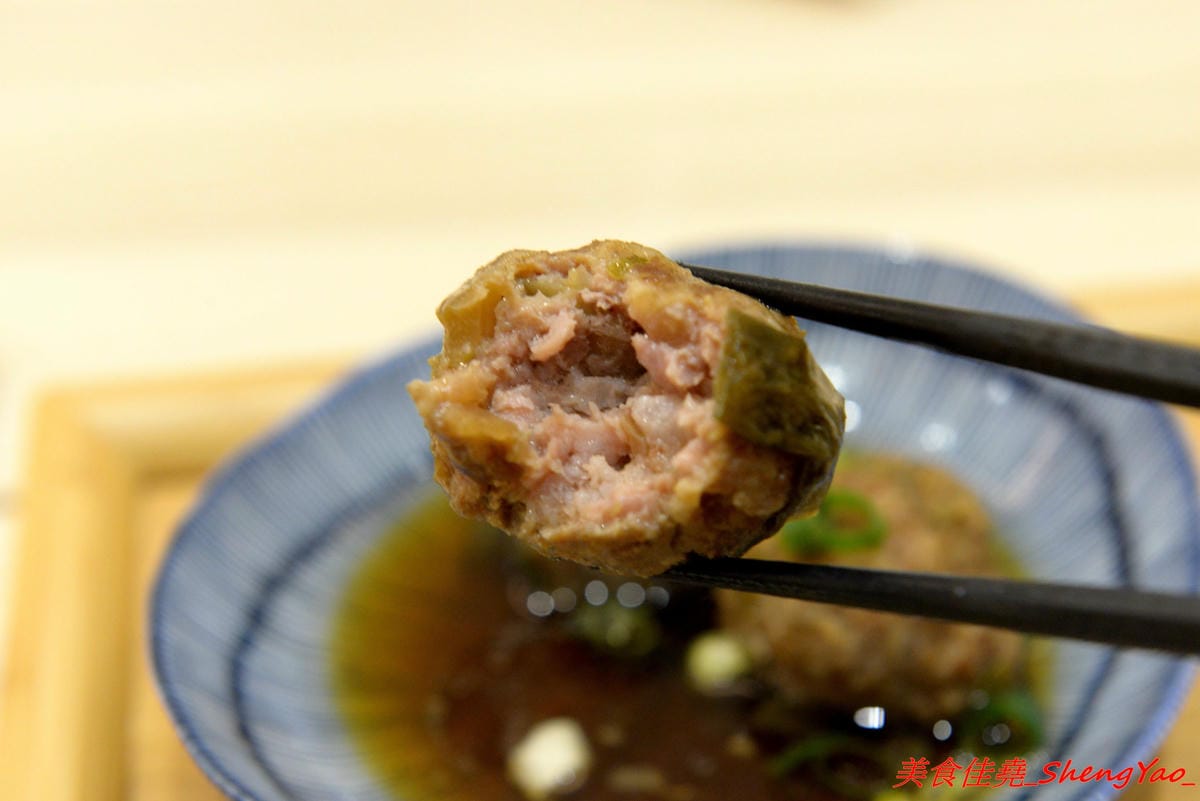 [台中北屯]胖子逃跑 厚切排骨專賣 – 北屯微文青風便當店,主打厚切排骨,主菜都很有水準很好吃,配菜稍嫌普通,大大推薦香蔥瓜仔肉。