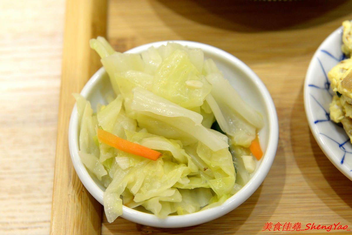 [台中北屯]胖子逃跑 厚切排骨專賣 – 北屯微文青風便當店,主打厚切排骨,主菜都很有水準很好吃,配菜稍嫌普通,大大推薦香蔥瓜仔肉。