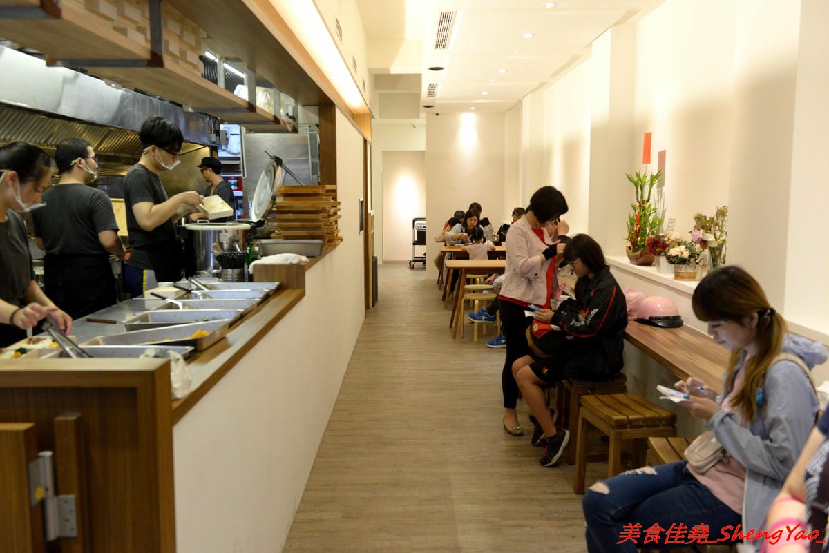 [台中北屯]胖子逃跑 厚切排骨專賣 – 北屯微文青風便當店,主打厚切排骨,主菜都很有水準很好吃,配菜稍嫌普通,大大推薦香蔥瓜仔肉。