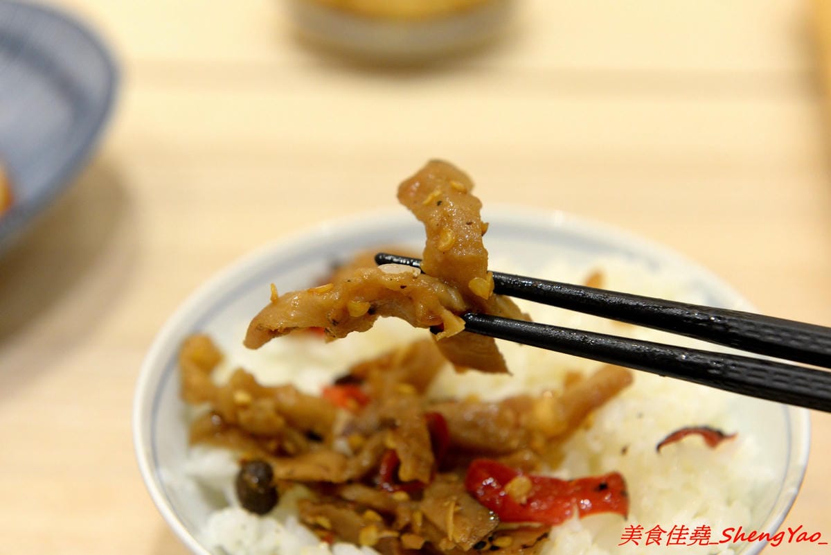[台中北屯]胖子逃跑 厚切排骨專賣 – 北屯微文青風便當店,主打厚切排骨,主菜都很有水準很好吃,配菜稍嫌普通,大大推薦香蔥瓜仔肉。