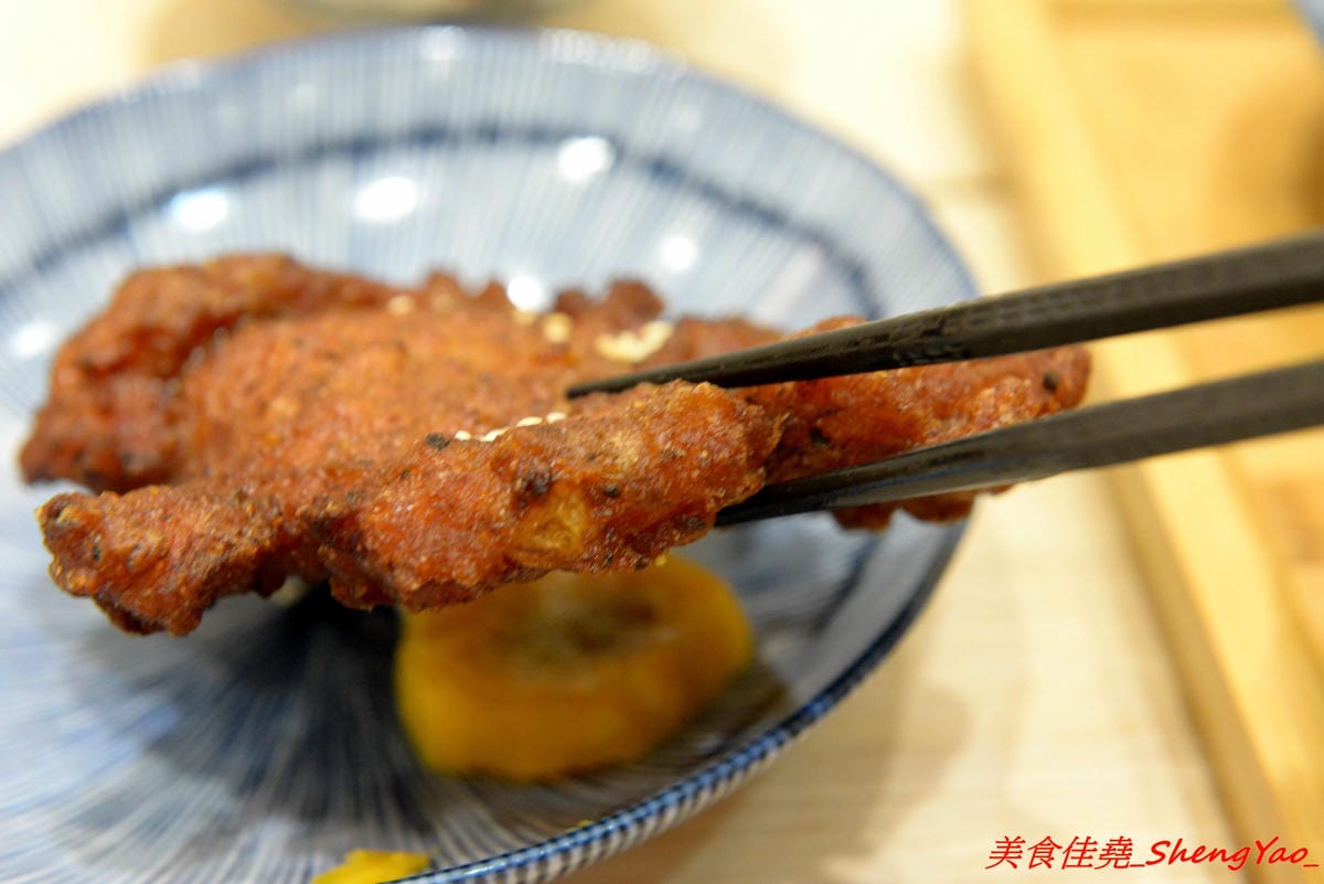 [台中北屯]胖子逃跑 厚切排骨專賣 – 北屯微文青風便當店,主打厚切排骨,主菜都很有水準很好吃,配菜稍嫌普通,大大推薦香蔥瓜仔肉。