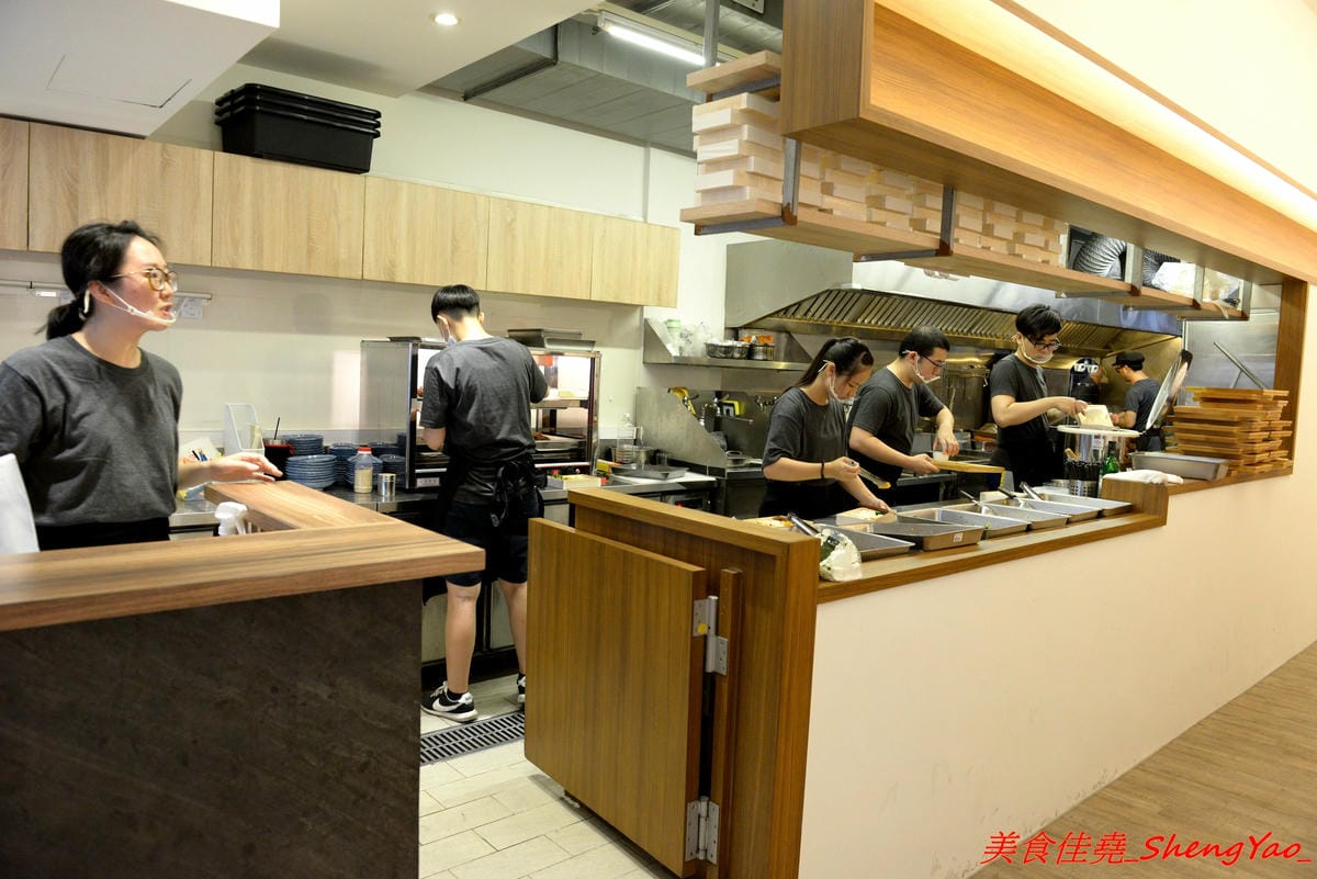 [台中北屯]胖子逃跑 厚切排骨專賣 – 北屯微文青風便當店,主打厚切排骨,主菜都很有水準很好吃,配菜稍嫌普通,大大推薦香蔥瓜仔肉。