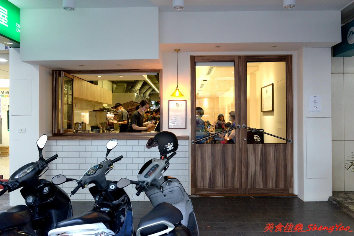 [台中北屯]胖子逃跑 厚切排骨專賣 – 北屯微文青風便當店,主打厚切排骨,主菜都很有水準很好吃,配菜稍嫌普通,大大推薦香蔥瓜仔肉。