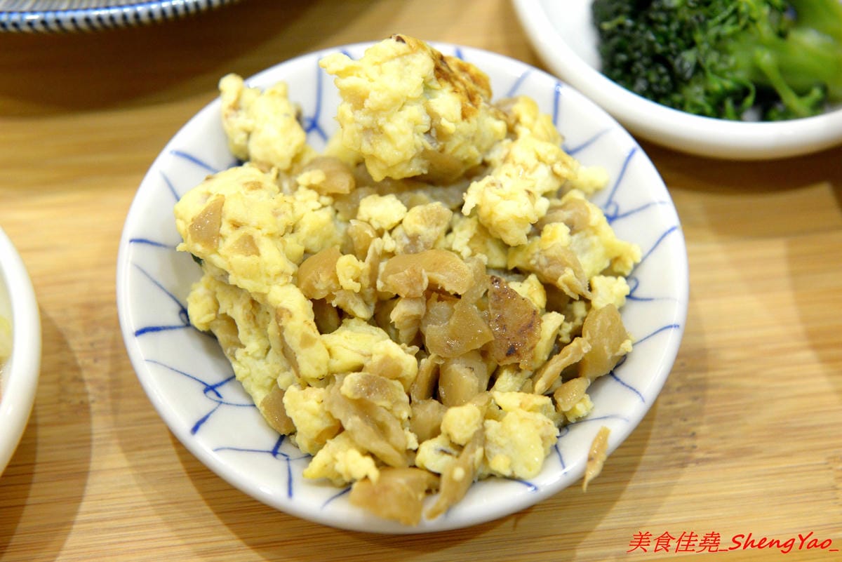 [台中北屯]胖子逃跑 厚切排骨專賣 – 北屯微文青風便當店,主打厚切排骨,主菜都很有水準很好吃,配菜稍嫌普通,大大推薦香蔥瓜仔肉。