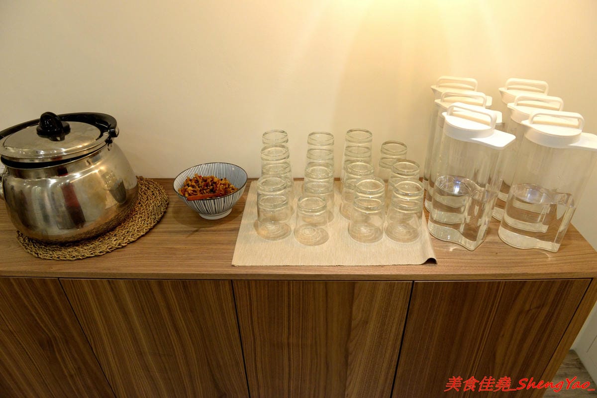 [台中北屯]胖子逃跑 厚切排骨專賣 – 北屯微文青風便當店,主打厚切排骨,主菜都很有水準很好吃,配菜稍嫌普通,大大推薦香蔥瓜仔肉。