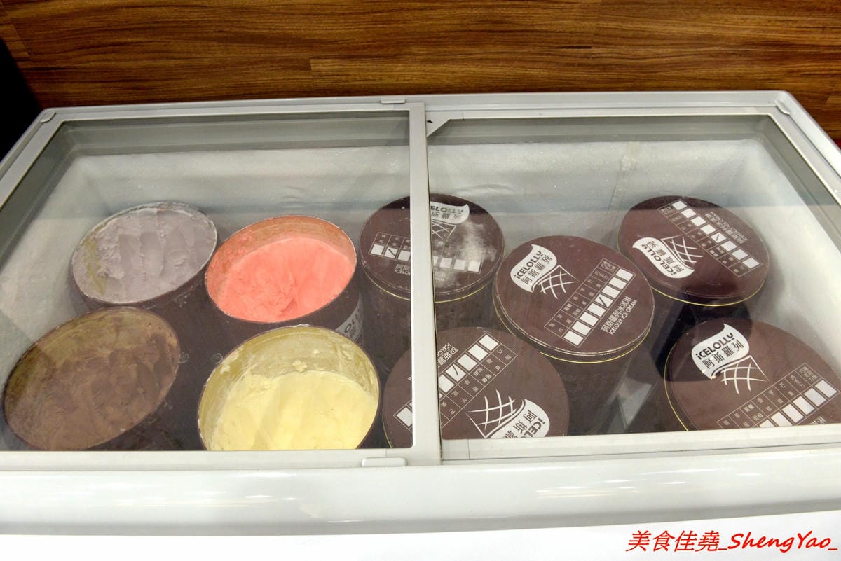 [台中清水]有間鮮物精緻火鍋店 – 清水自創品牌小火鍋,鍋物精緻不精簡,鍋料堆滿到幾乎快掉出來,湯頭也不馬虎,價位120-150內還有飲料和冰淇淋無限供應,生意超好,用餐時間必定爆滿。