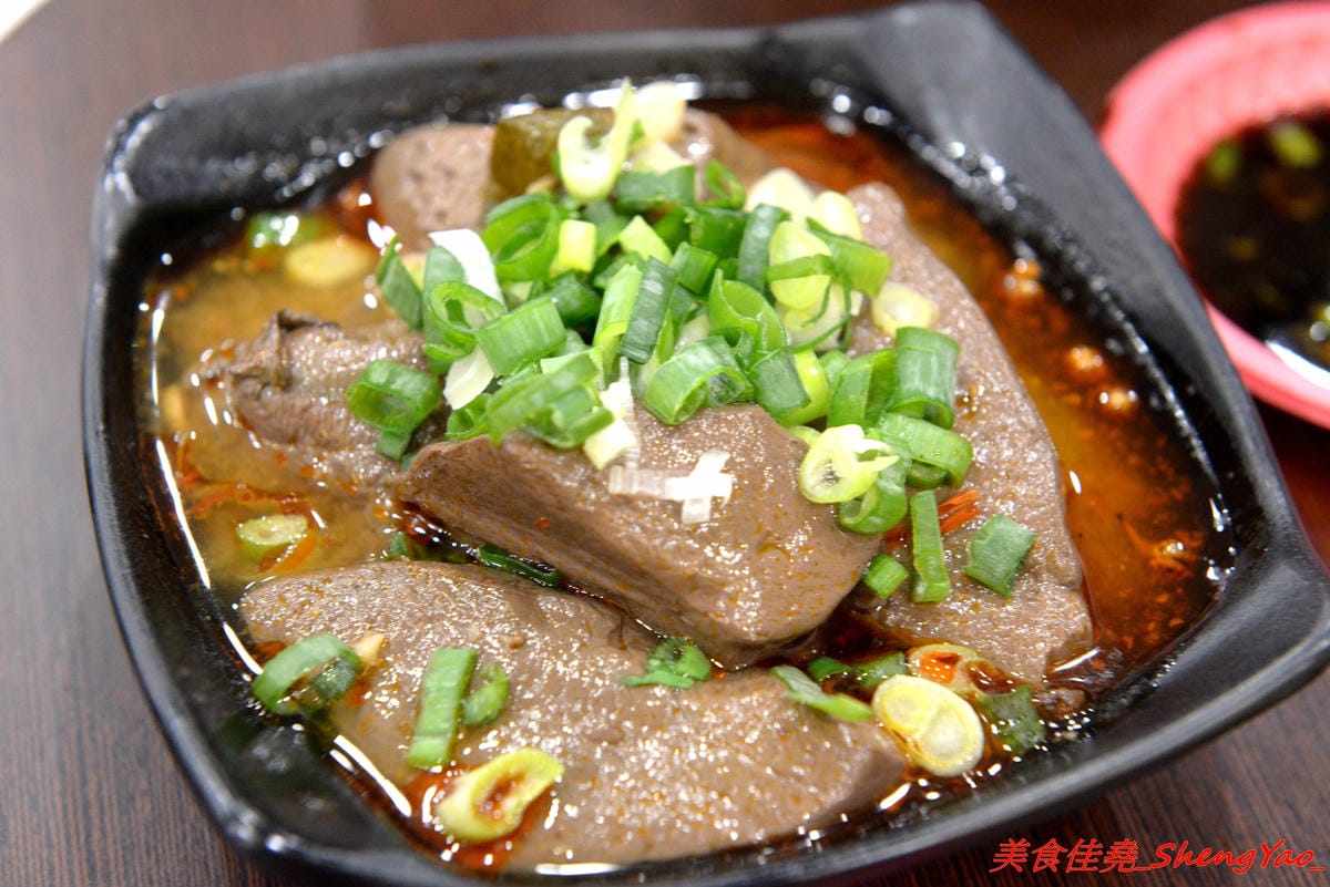 [台中清水]有間鮮物精緻火鍋店 – 清水自創品牌小火鍋,鍋物精緻不精簡,鍋料堆滿到幾乎快掉出來,湯頭也不馬虎,價位120-150內還有飲料和冰淇淋無限供應,生意超好,用餐時間必定爆滿。
