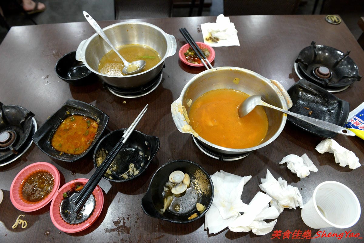 [台中清水]有間鮮物精緻火鍋店 – 清水自創品牌小火鍋,鍋物精緻不精簡,鍋料堆滿到幾乎快掉出來,湯頭也不馬虎,價位120-150內還有飲料和冰淇淋無限供應,生意超好,用餐時間必定爆滿。