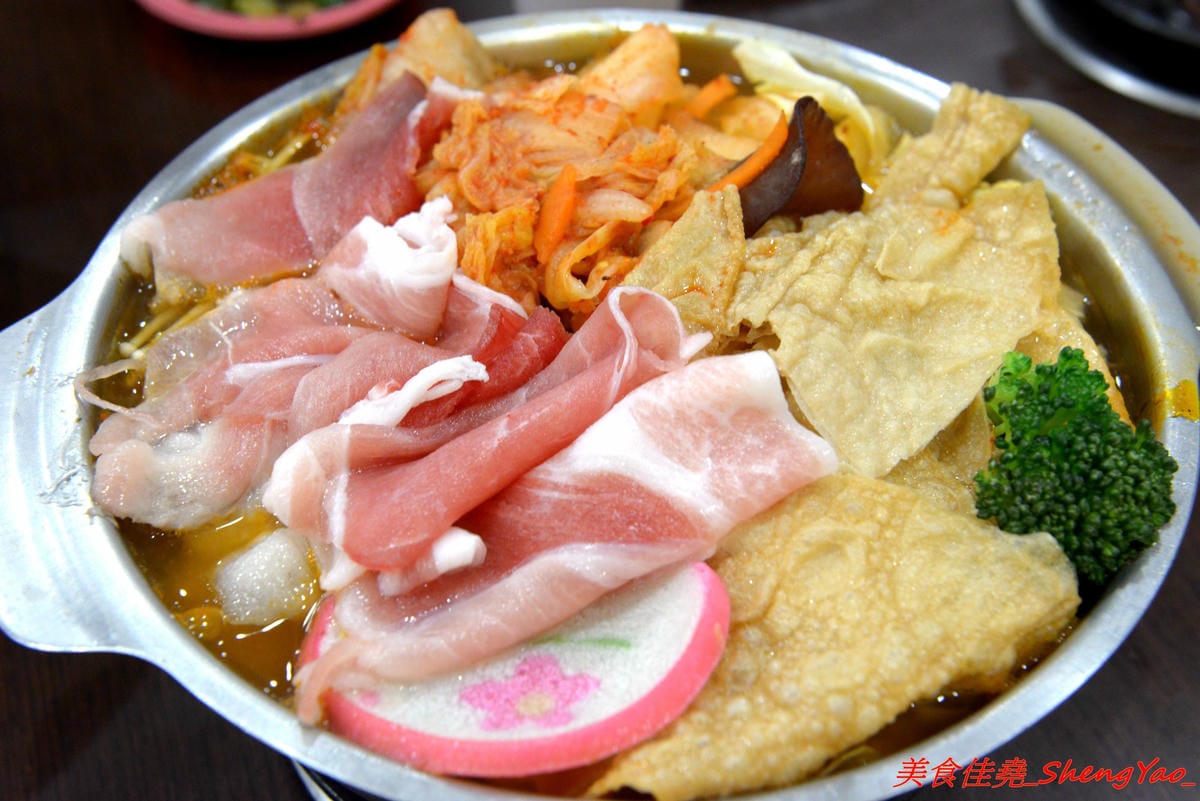 [台中清水]有間鮮物精緻火鍋店 – 清水自創品牌小火鍋,鍋物精緻不精簡,鍋料堆滿到幾乎快掉出來,湯頭也不馬虎,價位120-150內還有飲料和冰淇淋無限供應,生意超好,用餐時間必定爆滿。