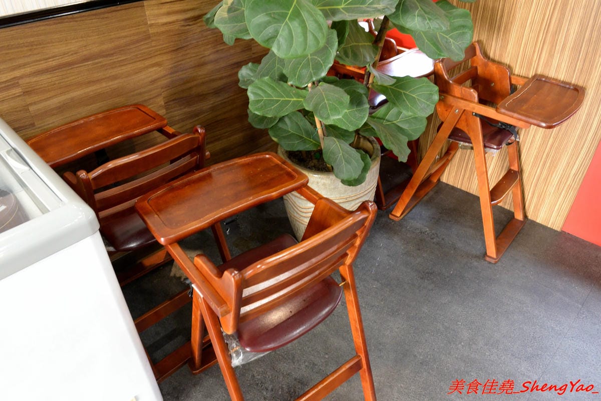 [台中清水]有間鮮物精緻火鍋店 – 清水自創品牌小火鍋,鍋物精緻不精簡,鍋料堆滿到幾乎快掉出來,湯頭也不馬虎,價位120-150內還有飲料和冰淇淋無限供應,生意超好,用餐時間必定爆滿。
