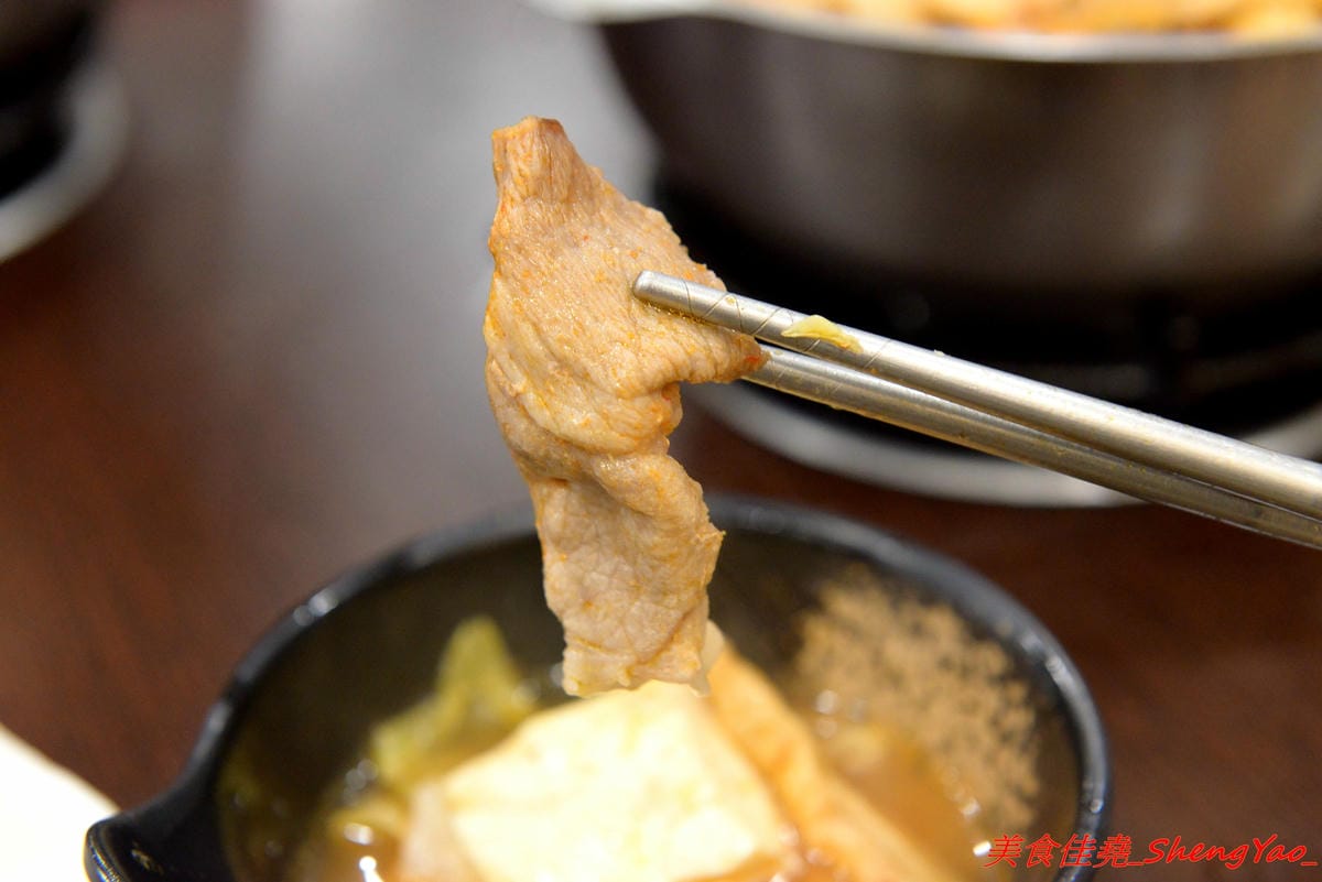 [台中清水]有間鮮物精緻火鍋店 – 清水自創品牌小火鍋,鍋物精緻不精簡,鍋料堆滿到幾乎快掉出來,湯頭也不馬虎,價位120-150內還有飲料和冰淇淋無限供應,生意超好,用餐時間必定爆滿。