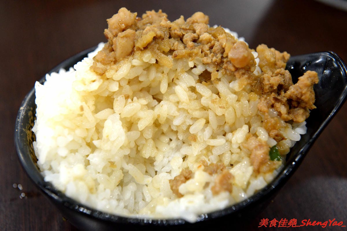 [台中清水]有間鮮物精緻火鍋店 – 清水自創品牌小火鍋,鍋物精緻不精簡,鍋料堆滿到幾乎快掉出來,湯頭也不馬虎,價位120-150內還有飲料和冰淇淋無限供應,生意超好,用餐時間必定爆滿。