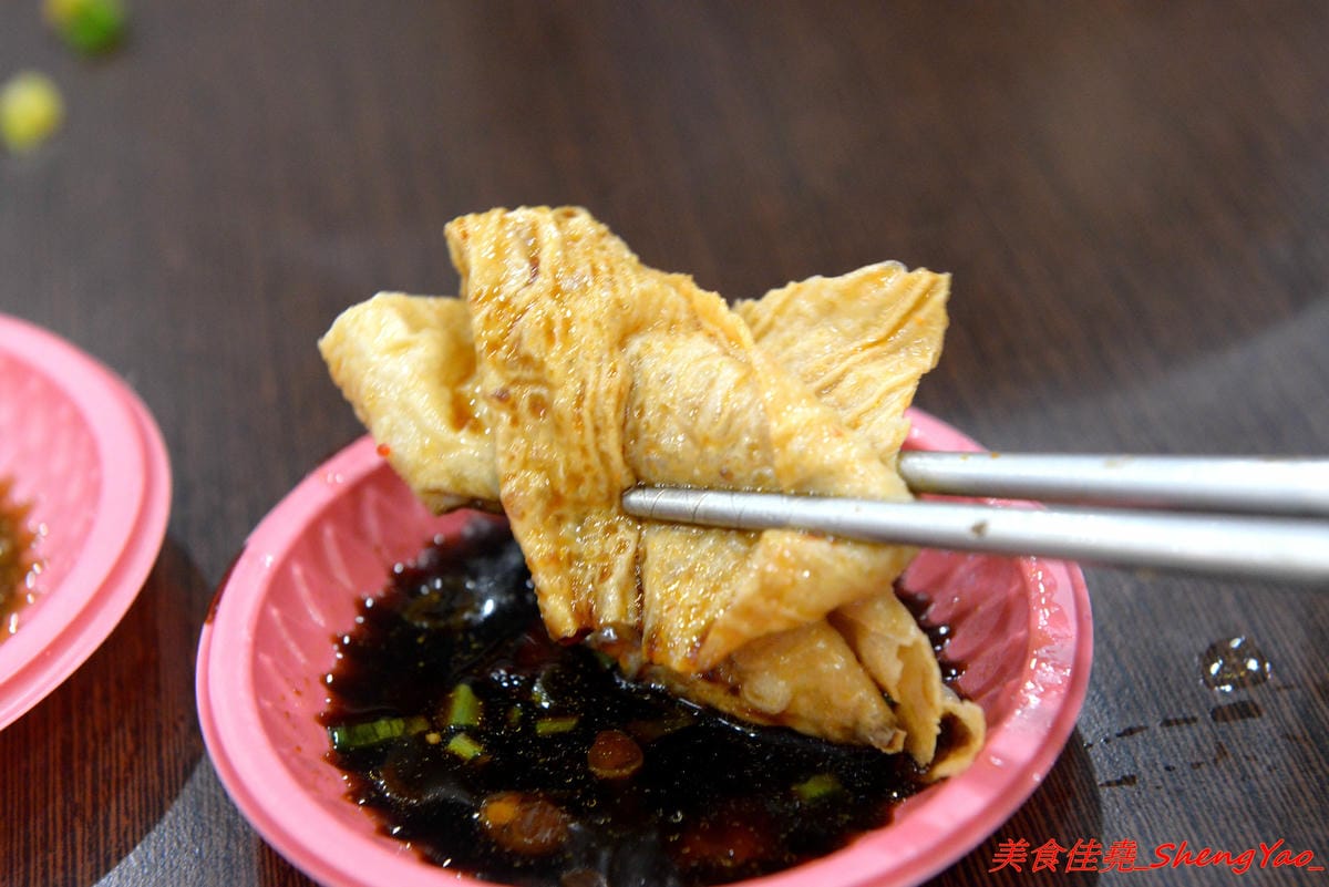 [台中清水]有間鮮物精緻火鍋店 – 清水自創品牌小火鍋,鍋物精緻不精簡,鍋料堆滿到幾乎快掉出來,湯頭也不馬虎,價位120-150內還有飲料和冰淇淋無限供應,生意超好,用餐時間必定爆滿。