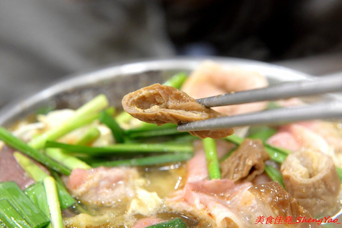 [台中清水]有間鮮物精緻火鍋店 – 清水自創品牌小火鍋,鍋物精緻不精簡,鍋料堆滿到幾乎快掉出來,湯頭也不馬虎,價位120-150內還有飲料和冰淇淋無限供應,生意超好,用餐時間必定爆滿。