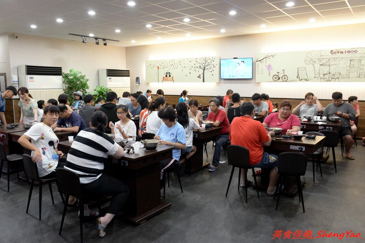 [台中清水]有間鮮物精緻火鍋店 – 清水自創品牌小火鍋,鍋物精緻不精簡,鍋料堆滿到幾乎快掉出來,湯頭也不馬虎,價位120-150內還有飲料和冰淇淋無限供應,生意超好,用餐時間必定爆滿。