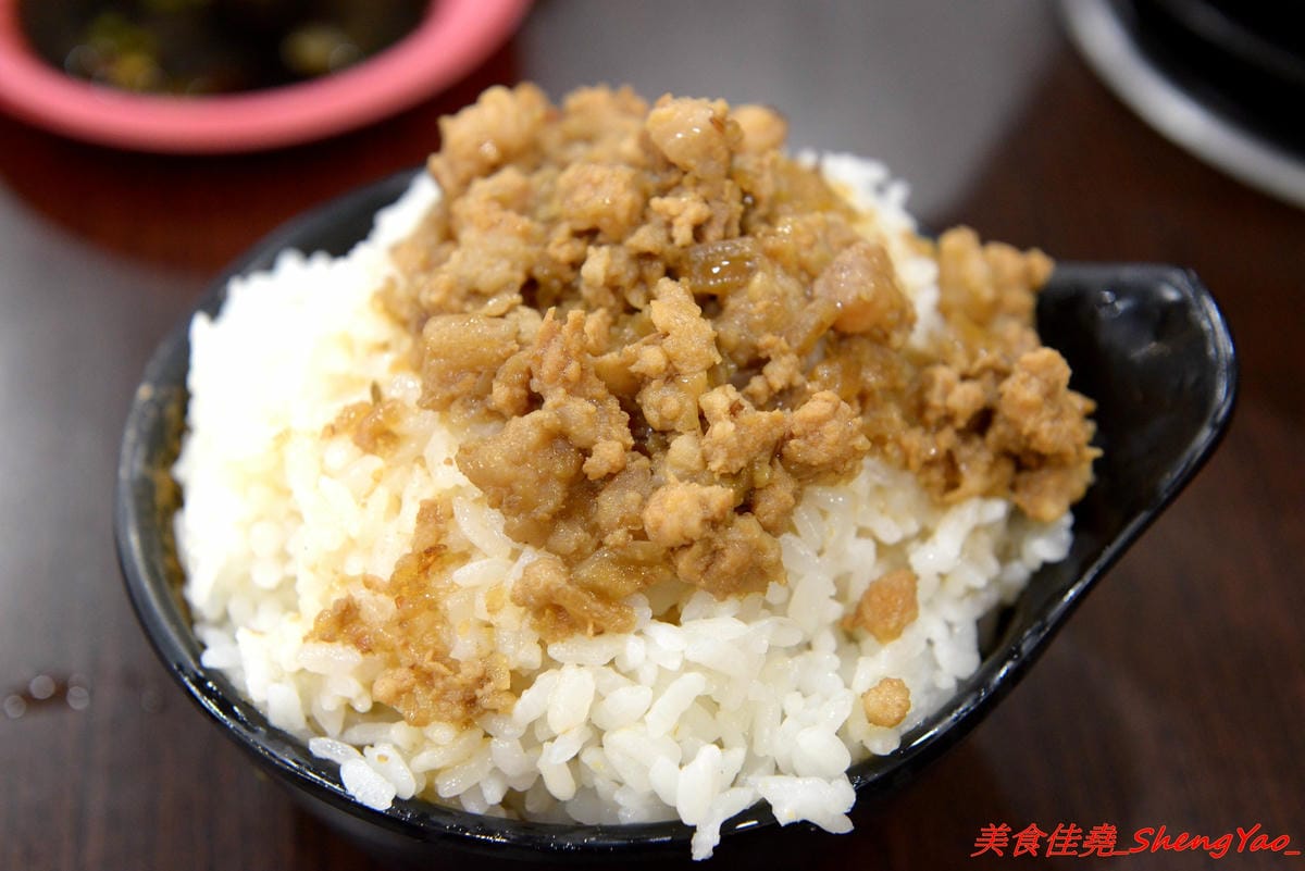 [台中清水]有間鮮物精緻火鍋店 – 清水自創品牌小火鍋,鍋物精緻不精簡,鍋料堆滿到幾乎快掉出來,湯頭也不馬虎,價位120-150內還有飲料和冰淇淋無限供應,生意超好,用餐時間必定爆滿。