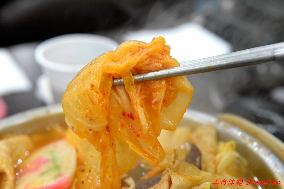 [台中清水]有間鮮物精緻火鍋店 – 清水自創品牌小火鍋,鍋物精緻不精簡,鍋料堆滿到幾乎快掉出來,湯頭也不馬虎,價位120-150內還有飲料和冰淇淋無限供應,生意超好,用餐時間必定爆滿。