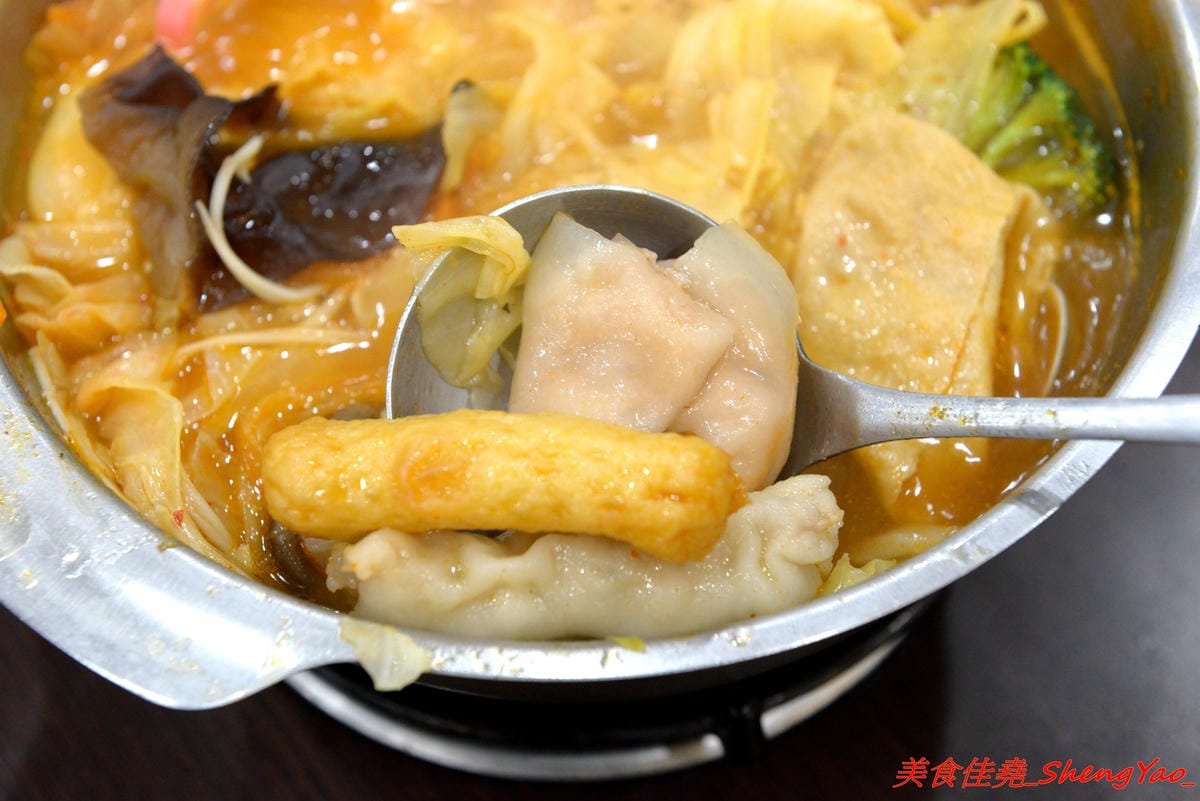 [台中清水]有間鮮物精緻火鍋店 – 清水自創品牌小火鍋,鍋物精緻不精簡,鍋料堆滿到幾乎快掉出來,湯頭也不馬虎,價位120-150內還有飲料和冰淇淋無限供應,生意超好,用餐時間必定爆滿。