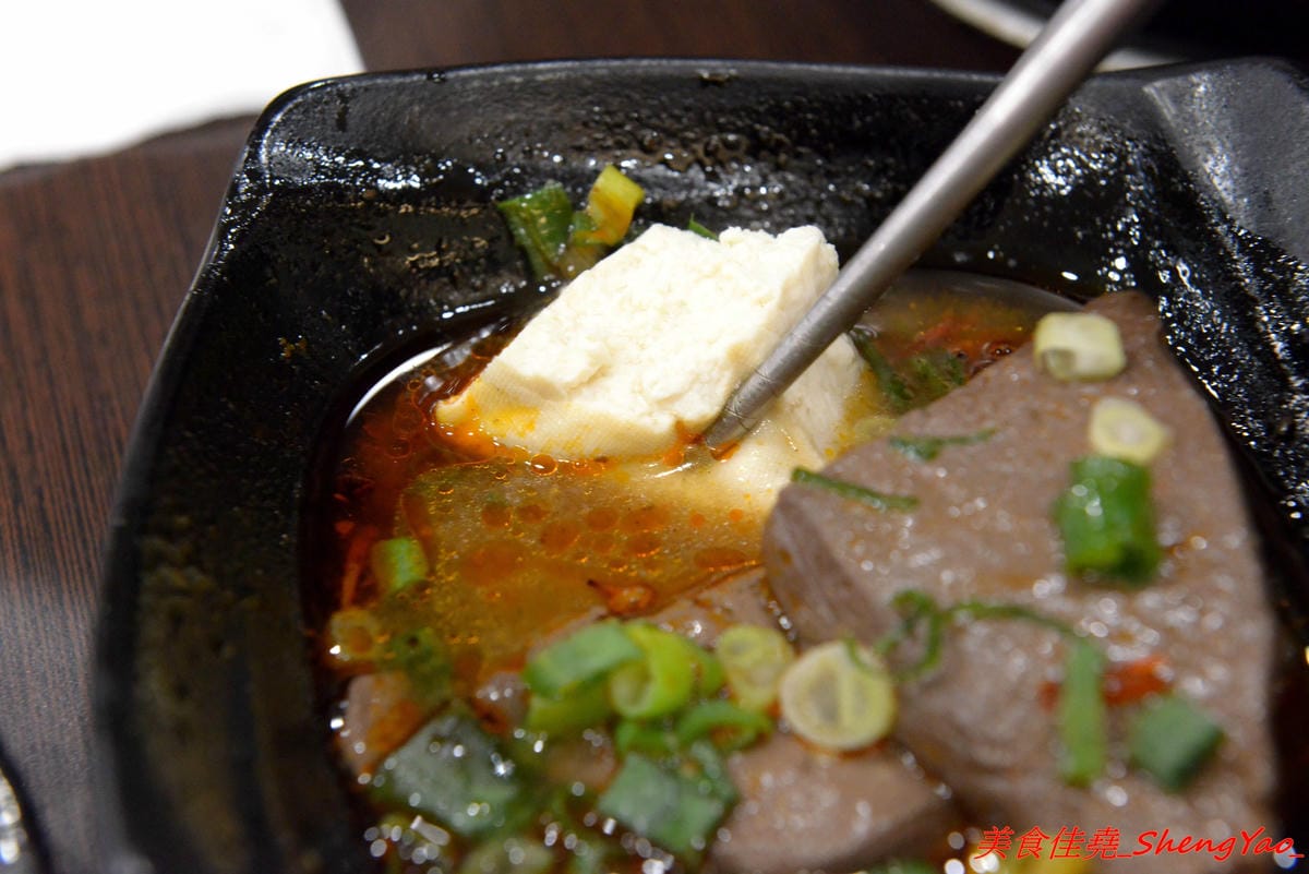 [台中清水]有間鮮物精緻火鍋店 – 清水自創品牌小火鍋,鍋物精緻不精簡,鍋料堆滿到幾乎快掉出來,湯頭也不馬虎,價位120-150內還有飲料和冰淇淋無限供應,生意超好,用餐時間必定爆滿。