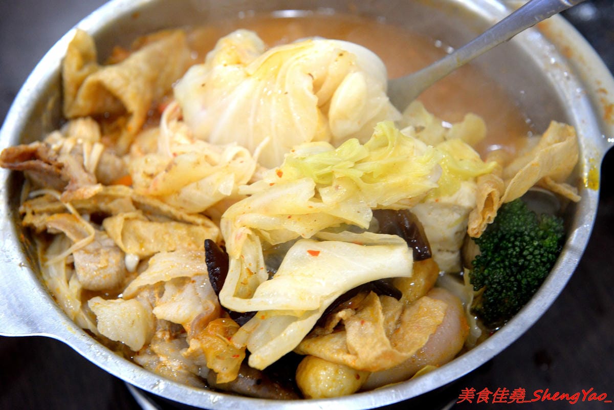 [台中清水]有間鮮物精緻火鍋店 – 清水自創品牌小火鍋,鍋物精緻不精簡,鍋料堆滿到幾乎快掉出來,湯頭也不馬虎,價位120-150內還有飲料和冰淇淋無限供應,生意超好,用餐時間必定爆滿。