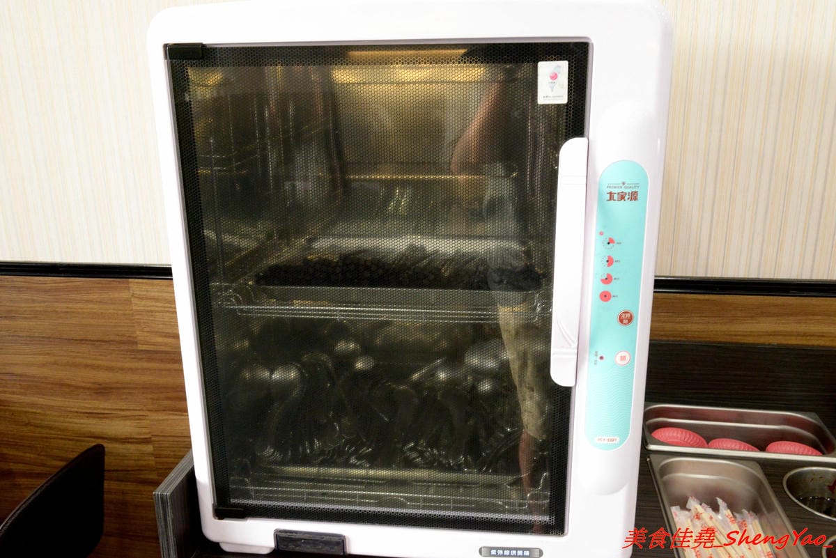 [台中清水]有間鮮物精緻火鍋店 – 清水自創品牌小火鍋,鍋物精緻不精簡,鍋料堆滿到幾乎快掉出來,湯頭也不馬虎,價位120-150內還有飲料和冰淇淋無限供應,生意超好,用餐時間必定爆滿。