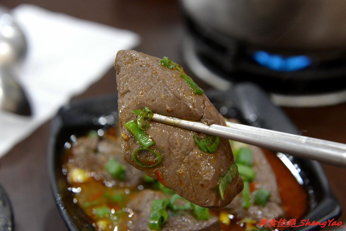 [台中清水]有間鮮物精緻火鍋店 – 清水自創品牌小火鍋,鍋物精緻不精簡,鍋料堆滿到幾乎快掉出來,湯頭也不馬虎,價位120-150內還有飲料和冰淇淋無限供應,生意超好,用餐時間必定爆滿。