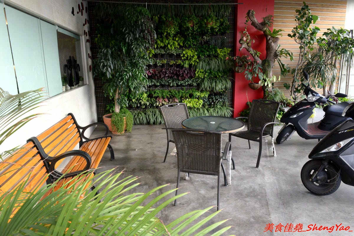 [台中清水]有間鮮物精緻火鍋店 – 清水自創品牌小火鍋,鍋物精緻不精簡,鍋料堆滿到幾乎快掉出來,湯頭也不馬虎,價位120-150內還有飲料和冰淇淋無限供應,生意超好,用餐時間必定爆滿。