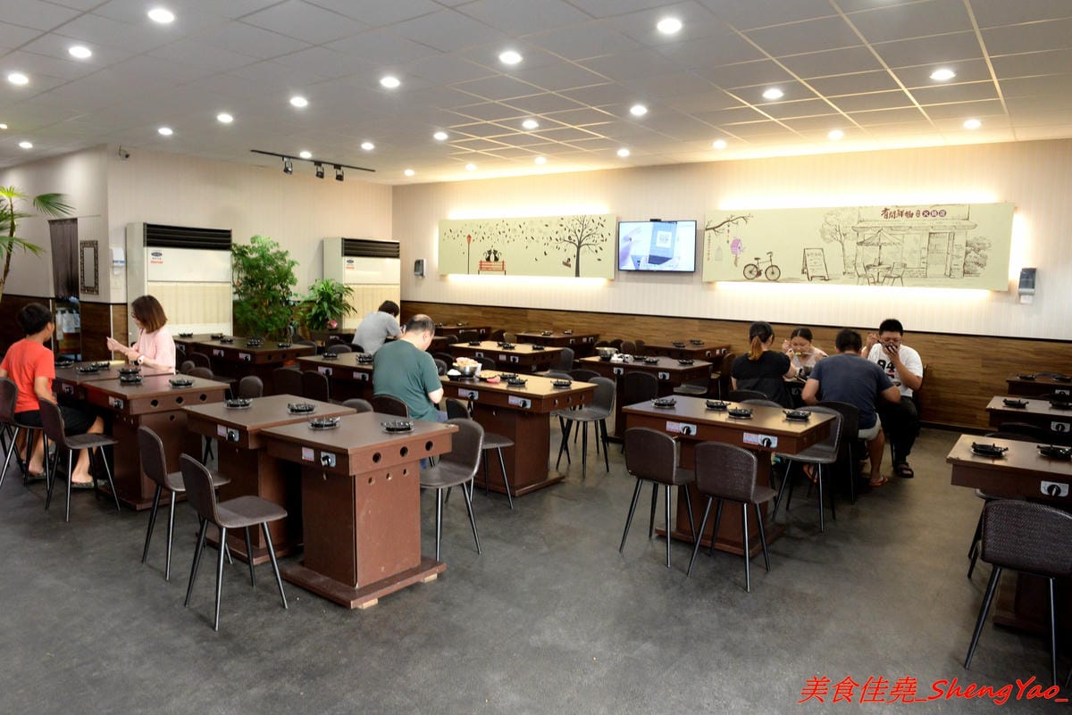 [台中清水]有間鮮物精緻火鍋店 – 清水自創品牌小火鍋,鍋物精緻不精簡,鍋料堆滿到幾乎快掉出來,湯頭也不馬虎,價位120-150內還有飲料和冰淇淋無限供應,生意超好,用餐時間必定爆滿。