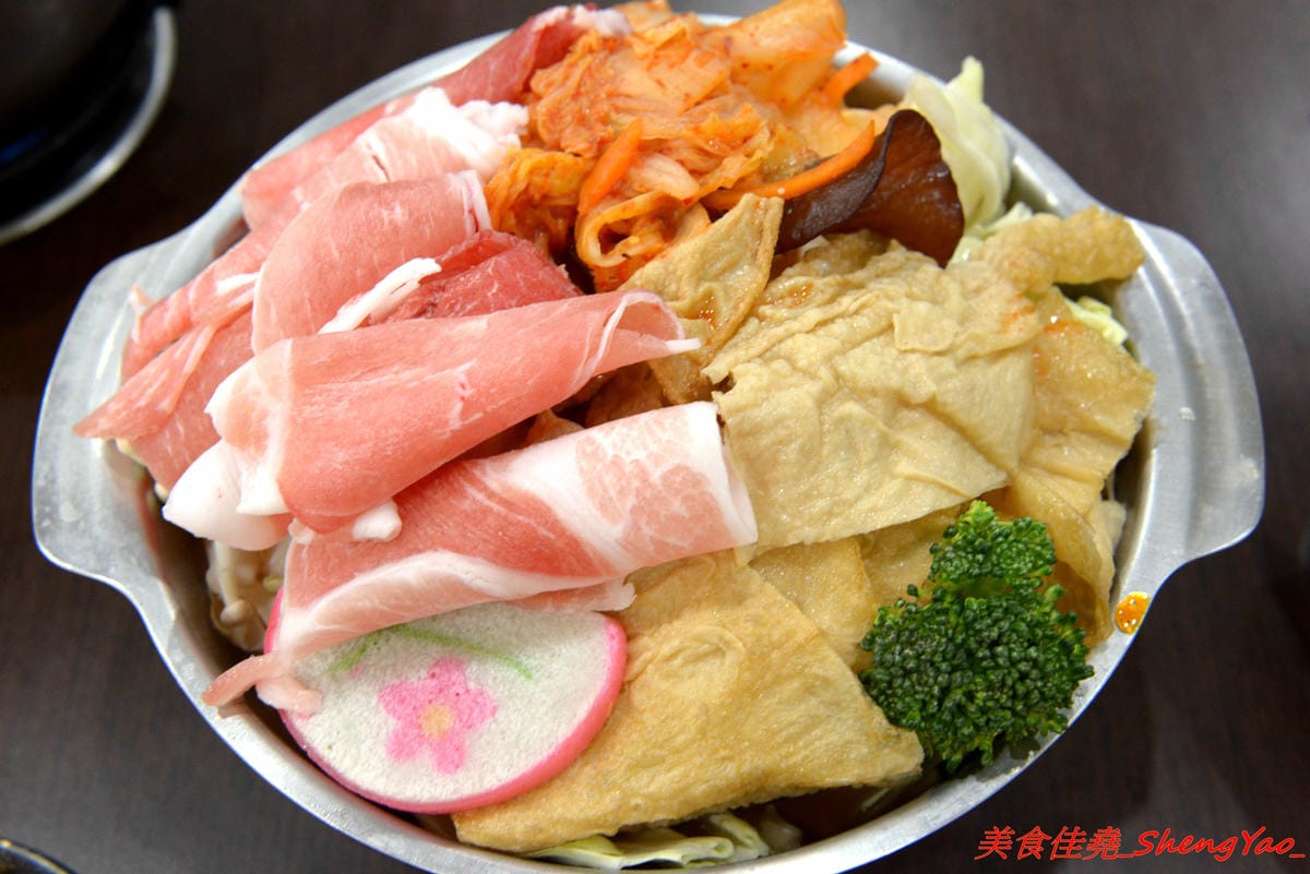 [台中清水]有間鮮物精緻火鍋店 – 清水自創品牌小火鍋,鍋物精緻不精簡,鍋料堆滿到幾乎快掉出來,湯頭也不馬虎,價位120-150內還有飲料和冰淇淋無限供應,生意超好,用餐時間必定爆滿。