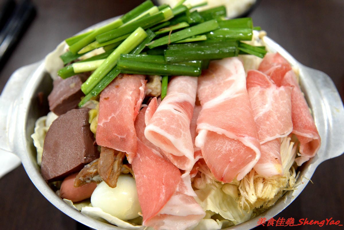 [台中清水]有間鮮物精緻火鍋店 – 清水自創品牌小火鍋,鍋物精緻不精簡,鍋料堆滿到幾乎快掉出來,湯頭也不馬虎,價位120-150內還有飲料和冰淇淋無限供應,生意超好,用餐時間必定爆滿。