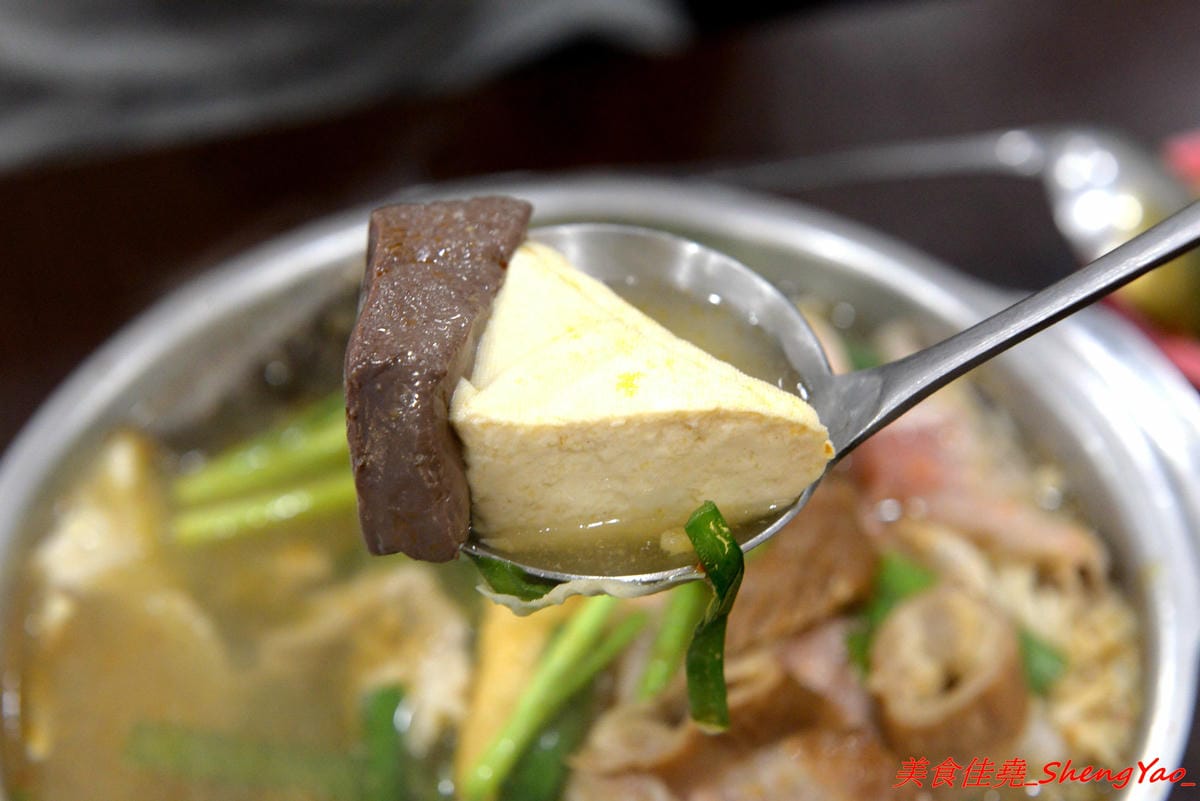 [台中清水]有間鮮物精緻火鍋店 – 清水自創品牌小火鍋,鍋物精緻不精簡,鍋料堆滿到幾乎快掉出來,湯頭也不馬虎,價位120-150內還有飲料和冰淇淋無限供應,生意超好,用餐時間必定爆滿。