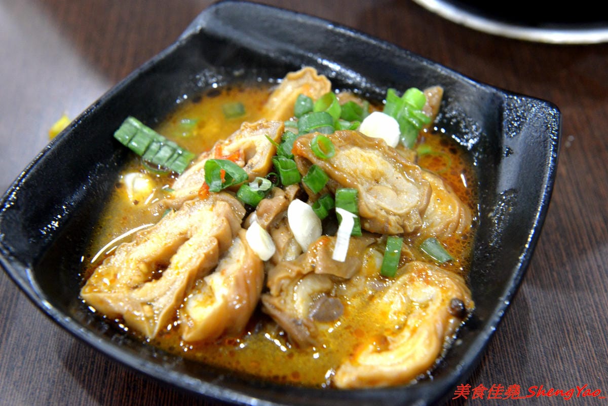 [台中清水]有間鮮物精緻火鍋店 – 清水自創品牌小火鍋,鍋物精緻不精簡,鍋料堆滿到幾乎快掉出來,湯頭也不馬虎,價位120-150內還有飲料和冰淇淋無限供應,生意超好,用餐時間必定爆滿。