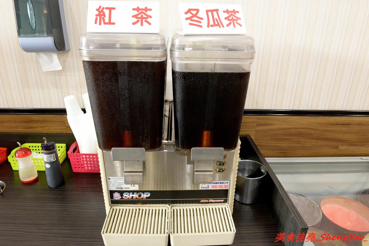 [台中清水]有間鮮物精緻火鍋店 – 清水自創品牌小火鍋,鍋物精緻不精簡,鍋料堆滿到幾乎快掉出來,湯頭也不馬虎,價位120-150內還有飲料和冰淇淋無限供應,生意超好,用餐時間必定爆滿。