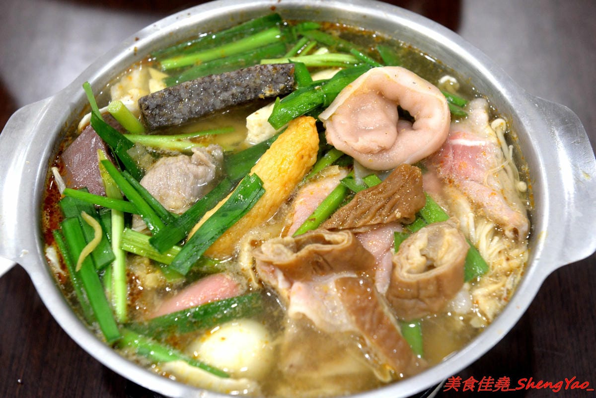 [台中清水]有間鮮物精緻火鍋店 – 清水自創品牌小火鍋,鍋物精緻不精簡,鍋料堆滿到幾乎快掉出來,湯頭也不馬虎,價位120-150內還有飲料和冰淇淋無限供應,生意超好,用餐時間必定爆滿。