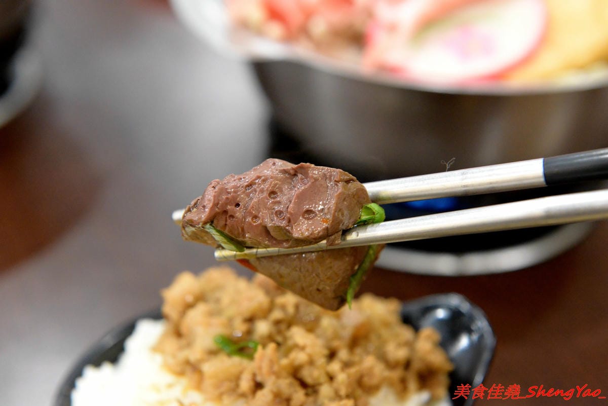 [台中清水]有間鮮物精緻火鍋店 – 清水自創品牌小火鍋,鍋物精緻不精簡,鍋料堆滿到幾乎快掉出來,湯頭也不馬虎,價位120-150內還有飲料和冰淇淋無限供應,生意超好,用餐時間必定爆滿。