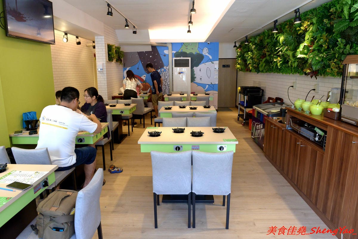 [台中沙鹿]鍋賣局 – 一鍋一世界,用火鍋環遊世界,主打20種世界各國特色鍋物,價格平均150元相當平價,店內的自助吧豐富齊全,霜淇淋好好吃 !!(已歇業)