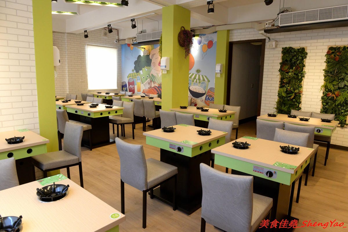 [台中沙鹿]鍋賣局 – 一鍋一世界,用火鍋環遊世界,主打20種世界各國特色鍋物,價格平均150元相當平價,店內的自助吧豐富齊全,霜淇淋好好吃 !!(已歇業)