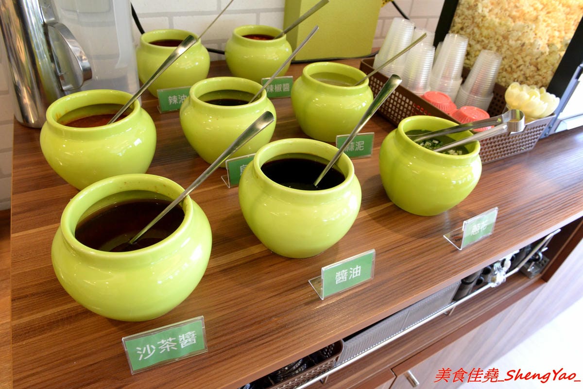 [台中沙鹿]鍋賣局 – 一鍋一世界,用火鍋環遊世界,主打20種世界各國特色鍋物,價格平均150元相當平價,店內的自助吧豐富齊全,霜淇淋好好吃 !!(已歇業)